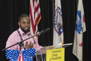 Alumni and Veterans Club President Kenneth Blume speaks to the audience.